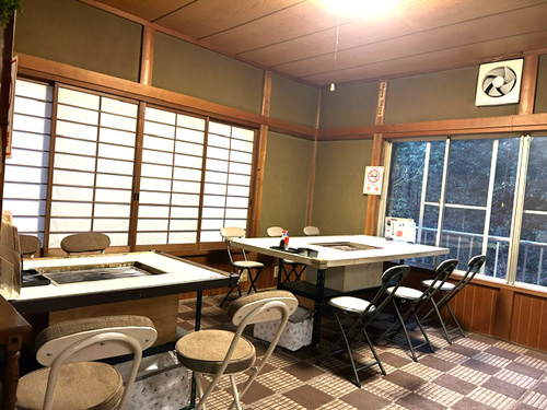 広間（テーブル席）